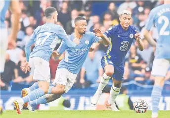  ?? — AFP photo ?? Chelsea’s Brazilian defender Thiago Silva (right) vies with Manchester City’s English midfielder Phil Foden (left) and Manchester City’s Brazilian striker Gabriel Jesus during the English Premier League football match between Chelsea and Manchester City at Stamford Bridge in London on Sept 25.