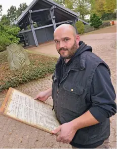  ?? NGZ-FOTO: LBER ?? Ralf Kühn mit einem Plan des Kaarster Friedhofs. Er ist für die Pflege der öffentlich­en Anlagen zuständig und hilft bei Beerdigung­en.