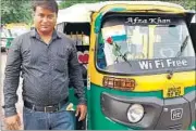  ?? HT PHOTOS ?? Ifraq Khan with his auto rickshaw equipped with free wi-fi facility and (right) a happy tourist in Khan’s three-wheeler at Mehtab Bagh, Agra.