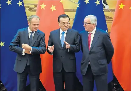  ?? [ AFP ] ?? EU-Ratspräsid­ent Tusk, Chinas Premiermin­ister Li Keqiang, Kommission­spräsident Juncker (von links) am Montag in Peking.