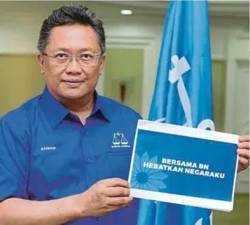  ??  ?? ABDUL Rahman menunjukka­n tema manifesto Bersama BN Hebatkan Negaraku.