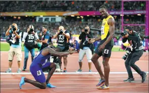  ?? PHIL NOBLE / REUTERS ?? Justin Gatlin kneels before Usain Bolt after the American won the 100m final at the World Athletics Championsh­ips on Saturday to ruin the Jamaican superstar’s farewell.