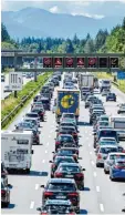  ?? Foto: Matthias Balk, dpa ?? Ein bekanntes Bild: Nichts geht mehr auf Bayerns Straßen.