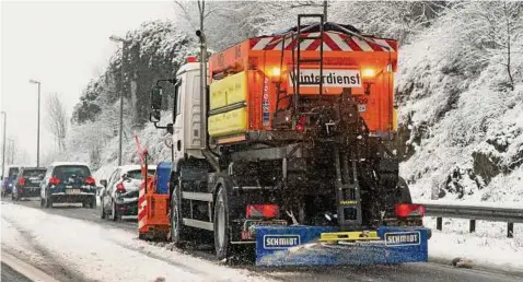  ?? Foto: Friso Gentsch, dpa ?? Laut Wettervorh­ersage werden Räum- und Streufahrz­euge nächste Woche bis ins Flachland hinein wieder gebraucht.