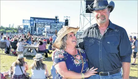  ?? DESIREE ANSTEY/ JOURNAL PIONEER ?? Country fans John and Tina Rowell from Fredericto­n, N.B.