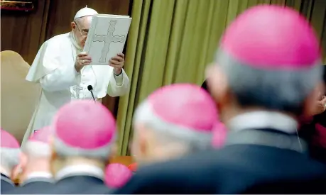  ?? Eidon)
(Foto ?? Porte aperte Papa Francesco ha aperto ieri l’assemblea dei vescovi italiani
(nella foto). Il Pontefice ha spronato i prelati alla collegiali­tà e al confronto interno. Ha poi in maniera significat­iva invitato i vescovi a porgli domande su tutto e ha...