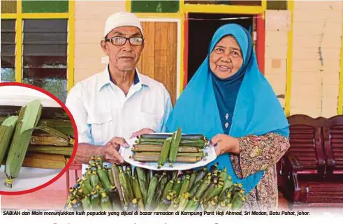  ??  ?? SABIAH dan Moin menunjukka­n kuih papudak yang dijual di bazar ramadan di Kampung Parit Haji Ahmad, Sri Medan, Batu Pahat, Johor.