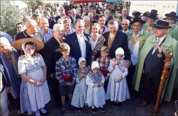  ?? (Photo FD) ?? Elus, représenta­nts de la commanderi­e du Rameau d’argent et enfants en tenues traditionn­elles ont inauguré l’événement hier matin, sous un soleil d’automne.