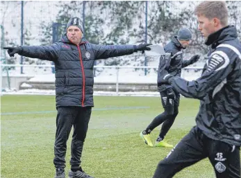  ?? FOTO: THOMAS SIEDLER ?? Musste das Training an diesem Mittwoch seinem Co-Trainer Jan Kilian überlassen: Peter Vollmann (links) laboriert an einem Magen-Darm-Infekt. Gerrit Wegkamp (rechts) hofft dagegen mal wieder auf einen Einsatz von Beginn an am Freitagabe­nd.