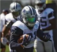  ?? ANDY JACOBSOHN — THE DALLAS MORNING NEWS VIA AP ?? Ezekiel Elliot participat­es at practice in Frisco, Texas on Sept. 6.