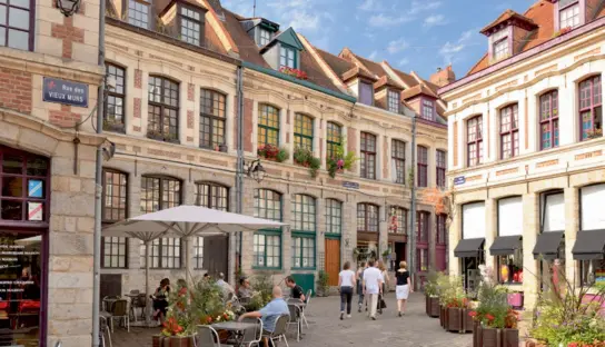  ??  ?? Dans le Vieux-Lille (ici, place aux Oignons), le seuil psychologi­que de 4 000 € le mètre carré est déjà franchi dans l’esprit des acquéreurs.