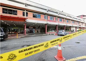  ??  ?? Danger zone: A police line blocking out visitors the second incident at Hospital Sultanah Aminah.