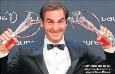  ?? SEBASTIEN NOGIER / EFE ?? Roger Federer posa con sus dos premios Laureus en la gala de 2018, en Mónaco.