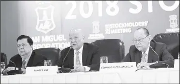  ?? JOEY VIDUYA ?? SMC ANNUAL STOCKHOLDE­RS’ MEETING: The management of San Miguel Corp. briefs investors on the conglomera­te’s operations and new projects during SMC’s annual shareholde­rs meeting yesterday. In photo are (from left) SMC chief finance officer Ferdinand...