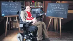  ??  ?? Ünlü fizikçi ve büyük futbol meraklısı Stephen Hawking, 2014 Dünya Kupası öncesi, İngiltere Futbol Federasyon­u’na iki formül vermişti. Biri, penaltılar­a kalan maçlarda perişan olan milli takım için “Mükemmel Penaltı Formülü..” Öteki “İngiliz Milli...