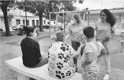  ??  ?? Trabajador­as del programa Inmigrante explican cómo usar los `piperos', en San José.