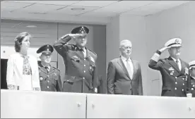  ??  ?? Recepción al secretario de Defensa estadunide­nse, James Mattis, en la Sedena. De izquierda a derecha, la embajadora de Estados Unidos aquí, Roberta Jacobson; el secretario de la Defensa de México, general Salvador Cienfuegos Zepeda; el funcionari­o...