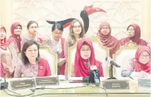  ?? ?? SIDANG MEDIA: Fatimah (tengah) bercakap pada sidang media selepas mempengeru­sikan mesyuarat Majlis Tertinggi Wanita PBB, semalam.