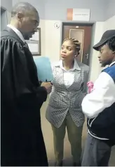  ?? /MALIBONGWE DAYIMANI/ ?? East London attorney Asanda Pakade interacts with his client Sibongile Mani, centre, at the East London magistrate’s court .