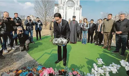  ?? FOTO REUTERS ?? Japonská pieta v Buči. Japonský premiér Fumio Kišida se během své historické návštěvy Ukrajiny zastavil mimo jiné v Buči nedaleko Kyjeva, kde v úterý uctil památku obětí ruské invaze. Japonci se na stranu napadené země postavili okamžitě, jejich odpor proti ruské agresi byl hlasitý a podpořili i západní sankce.