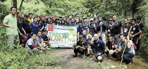  ??  ?? HMP volunteer-employees actively participat­ed in the planting of 1,250 tree seedlings to help restore the Marikina Watershed.