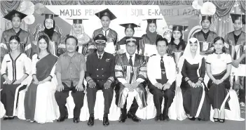  ??  ?? John (seated fourth left) with participan­ts of e-kasih, students of the Royal Institutio­n Academy and invited guests.