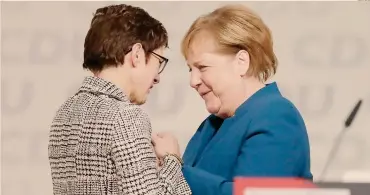  ?? REUTERS ?? Amburgo.Angela Merkel si congratula con Annegret Kramp-Karrenbaue­r, appena eletta nuovo presidente della Cdu dal congresso del partito