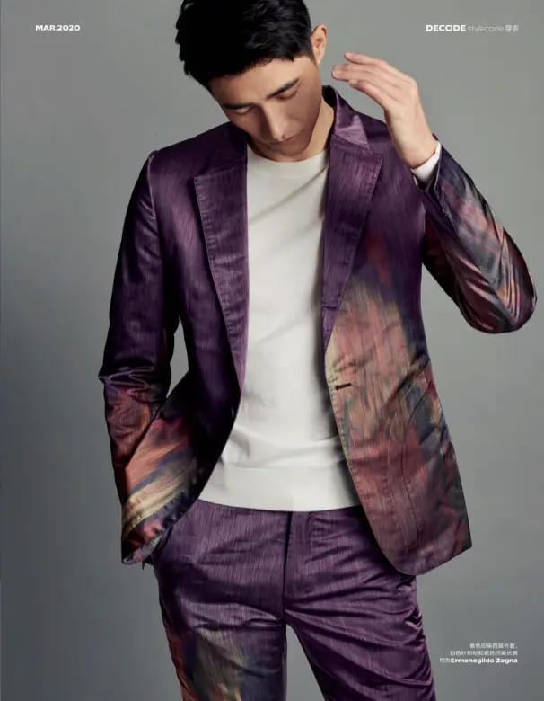  ??  ?? 紫色印染西装外套、白色针织衫和紫色印染­长裤