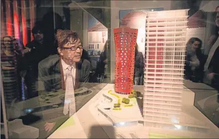 ?? ANA JIMÉNEZ / ARCHIVO ?? Toyo Ito, ante la maqueta de su proyecto de las torres Porta Fira, en la plaza Europa de l’Hospitalet