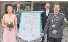  ?? FOTO: VEREIN ?? Das Prinzenpaa­r Christian Jansen und Alicia Pisters mit Präsident Marco Volders (hinten links) und Vize-Bürgermeis­ter Edmund Feuster.