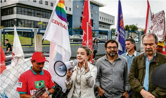  ?? Eduardo Matysiak/Futura Press/Folhapress ?? Gleisi Hoffmann e Aloizio Mercadante (PT) após visita a Lula na superinten­dência da Polícia Federal em Curitiba, nesta quinta (1º)