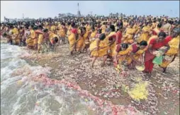  ?? PTI PHOTO ?? Women throw flowers into the sea as an offering during a ceremony for the victims of the 2004 tsunami at Pattinapak­kam Beach in Chennai on Tuesday. The earthquake and tsunami that struck the Indian Ocean on December 26, 2004, killed over 2,30,000...