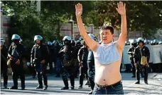  ?? FOTO REUTERS ?? Podporovat­el bývalého prezidenta Atambajeva se vzdává policii