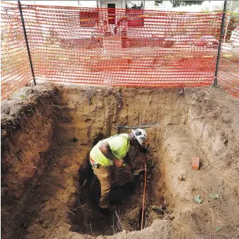  ?? PAUL SANCYA/THE ASSOCIATED PRESS ?? Workers are still installing new copper water lines in Flint after high levels of lead were found in the water supply when lead leached from pipes, causing a water crisis in 2014.