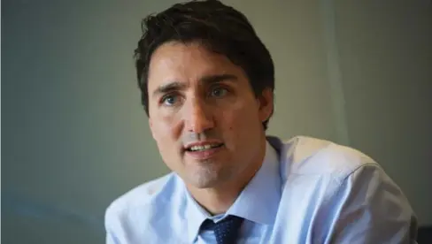  ?? TODD KOROL/TORONTO STAR ?? Liberal Leader Justin Trudeau, shown speaking with the Star’s editorial board on Friday, has proven that he can hold his own with older and more experience­d politician­s.