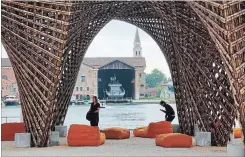  ?? ANDREA MEROLA ANSA VIA THE ASSOCIATED PRESS ?? Left: Visitors walk underneath the “Bamboo Stalactite,” by Vietnamese architect Vo Trong Nghia.