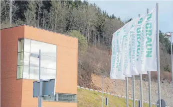  ?? FOTO: CHRISTIAN GERARDS ?? Vor der Pforte des Aesculap-Betriebsge­ländes an der Christian-Scherer-Straße in Tuttlingen weht schon lange die B. Braun-Fahne. Laut einer alten Vereinbaru­ng mit der B. Braun Melsungen AG soll der Aesculap-Schriftzug nur noch auf den Produkten des...