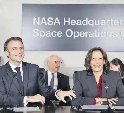  ?? Michael Reynolds / Efe ?? Emmanuel Macron y Kamala Harris, ayer en la sede de la NASA.