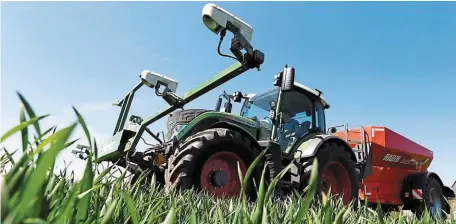  ?? | PHOTO : REUTERS/MICHAELA REHLE ?? Les outils numériques font désormais partie du travail quotidien des agriculteu­rs.