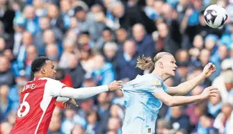  ?? [AFP] ?? Wurde auch von den Arsenal-Verteidige­rn gnadenlos ausgebrems­t: Erling Haaland von Manchester City.