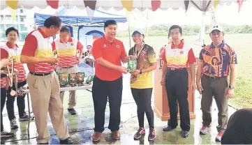  ??  ?? Ong presents prizes to Voon. Looking on from left are Kiong King and Eric.