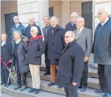  ?? FOTO: MARKUS GLONNEGGER ?? 60 Jahre nach ihrem Abitur trafen sich diese Spohn-Gymnasiast­en wieder an ihrer Schule.