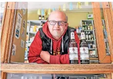 ?? FOTO: ULLA MICHELS ?? Jürgen Bruckmann ist Inhaber von BrucKis Büdchen in Hochheide. In der Corona-Krise ist er mit seinem Umsatz zufrieden.