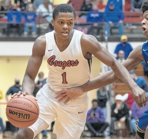  ?? MICHAEL
GARD / POST-TRIBUNE ?? West Side’s Quimari Peterson, left, drives to the basket during the Class 4A Lafayette Jefferson Semistate against Carmel.