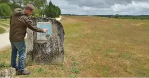  ??  ?? Le plateau, 100 ha, connu des botanistes, sert d’aérodrome. « Ici, la flore est riche, donc la faune très variée. Une trentaine d’espèces au mètre carré »
selon Cedric Devilleger, animateur Natura 2000 du plateau d’Argentine.