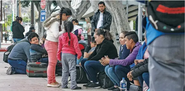  ??  ?? Desde el jueves, mexicanos que buscan refugio en Estados Unidos se concentran en el patio exterior del INM, en la garita de El Chaparral, en espera de ser recibidos por un oficial de control fronterizo.