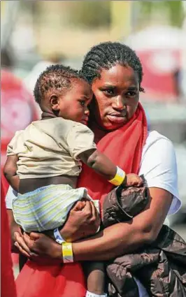  ??  ?? Migranten verlassen ein Schiff im Hafen von Palermo. Europa streitet um ihre Verteilung Foto: Action Press