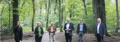  ?? BILD: Rohde ?? Hatten sich im Sommer über die Projekte ausgetausc­ht (von links) Hanna Naber, Dr. Ursula Warnke, Dieter Börner, Dennis Rohde, Prof. Dr. Dirk Albach und Jürgen Krogmann.