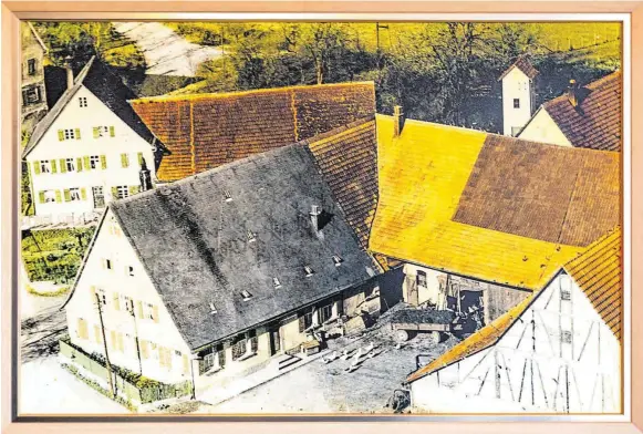  ?? FOTOS: CHRISTIAN FLEMMING ?? Der Stubershei­mer Hof, als er noch ein Bauernhof war. In Stubershei­m wurde mit Landesmitt­eln renoviert und vom leerstehen­den, verfallend­en Bauernhof zum Dorfgastho­f mit Hotel umgebaut.