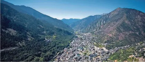  ?? FOTO: ANDORRA TURISME ?? Im Herzen des Tals: Andorra la Vella, die pulsierend­en Hauptstadt des Zwergstaat­s Andorra, ist dicht bebaut.